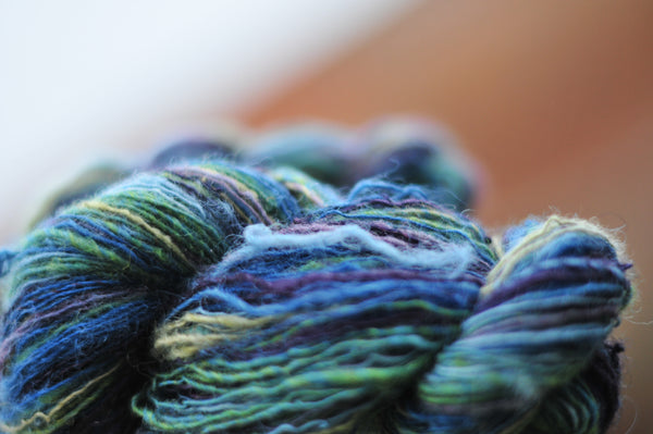 100 % wol Handgeverfd 2026 Pallet : lokken en gekaard - Herbalana