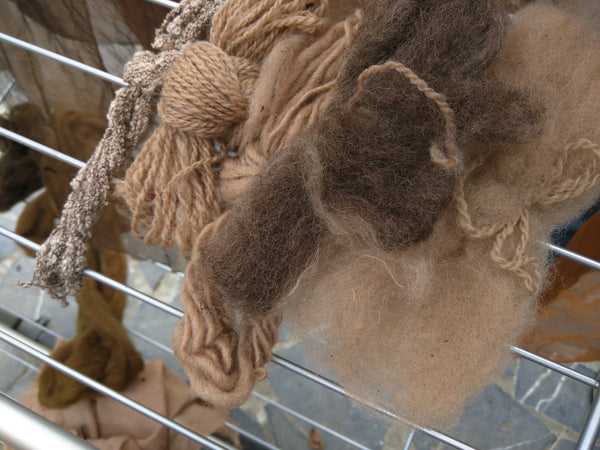 100 % wol Handgeverfd 2026 Pallet : lokken en gekaard - Herbalana